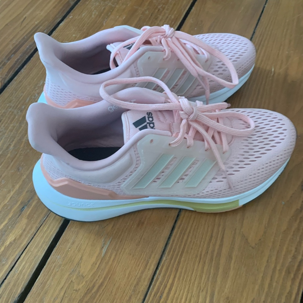 WOMEN'S ADIDAS EQ 21 RUN SUSTAINABLE RUNNING SHOES, size 7